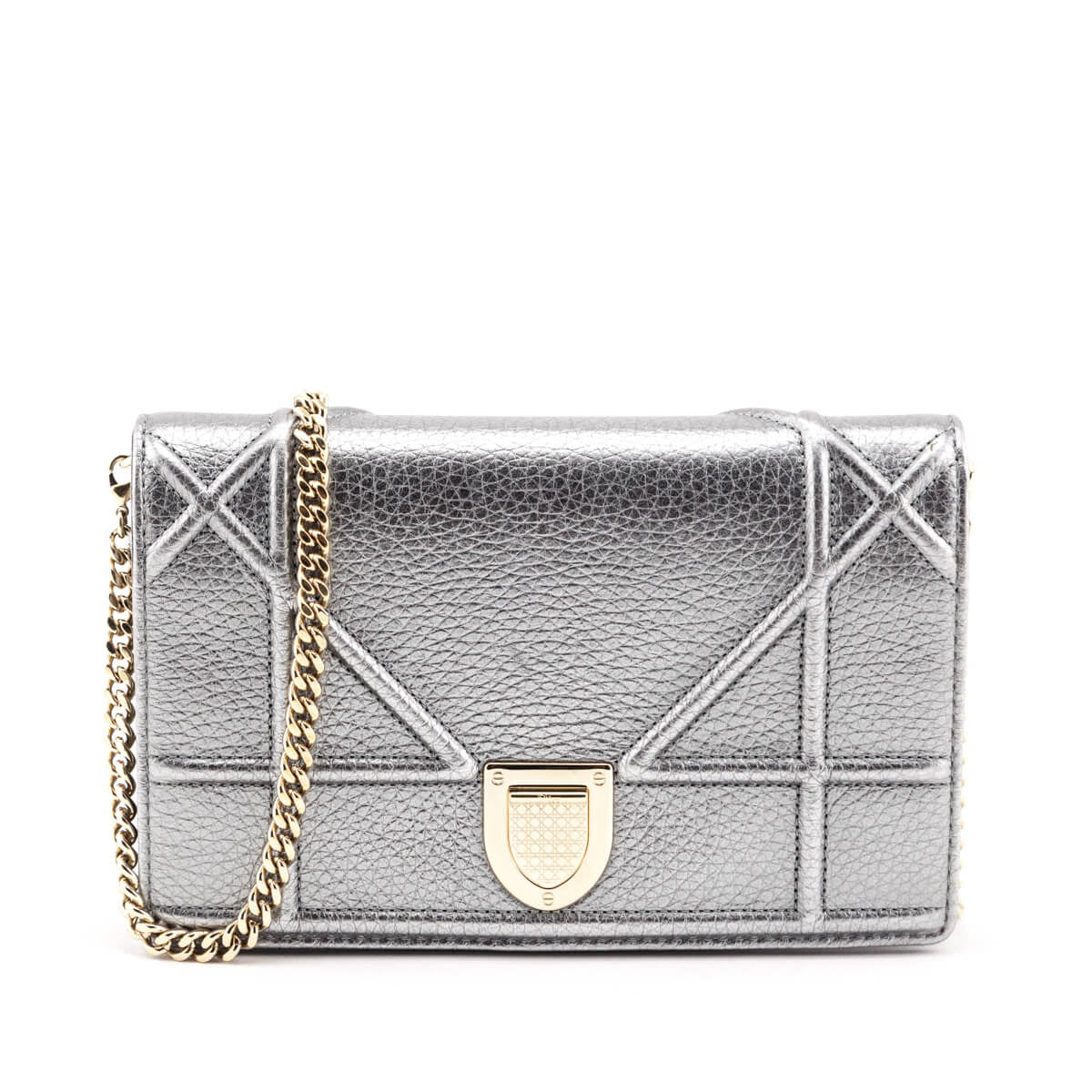Diorama Metallic Wallet on Chain